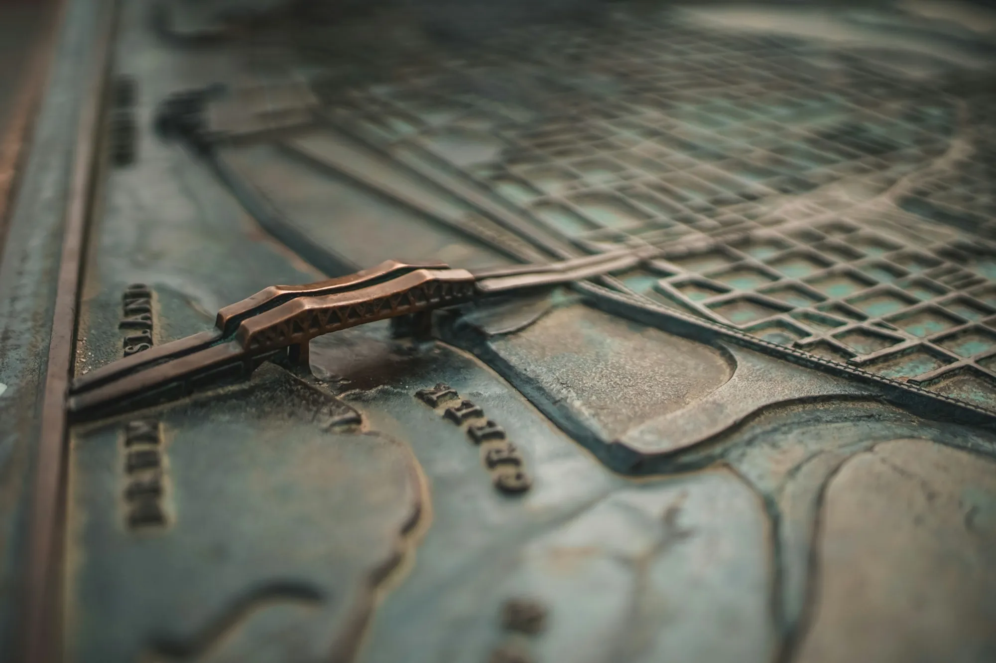 A 3-D map of a city is shown, with a focus on a metal bridge.